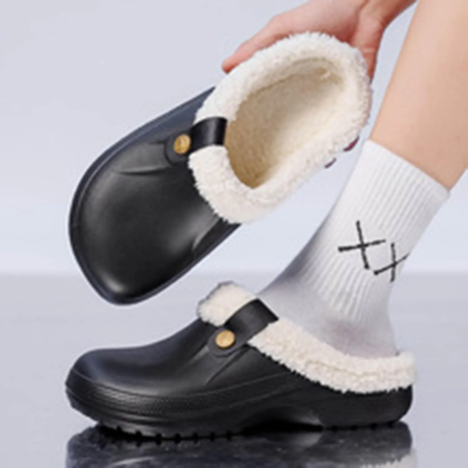 Clog Slippers for Women and Men Fur Lined Clogs Memory Foam Warm Fuzzy Slippers Winter Waterproof Indoor Outdoor Slipper