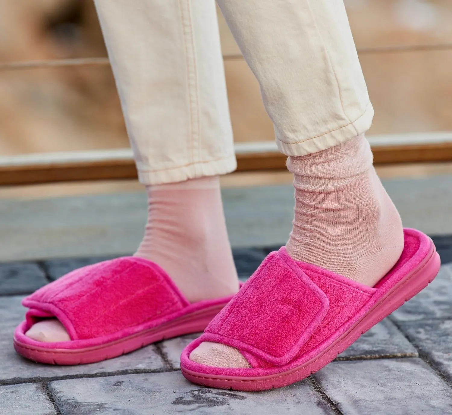 Dearfoams Women's Adjustable Indoor/Outdoor Machine Washable Memory Foam Slide