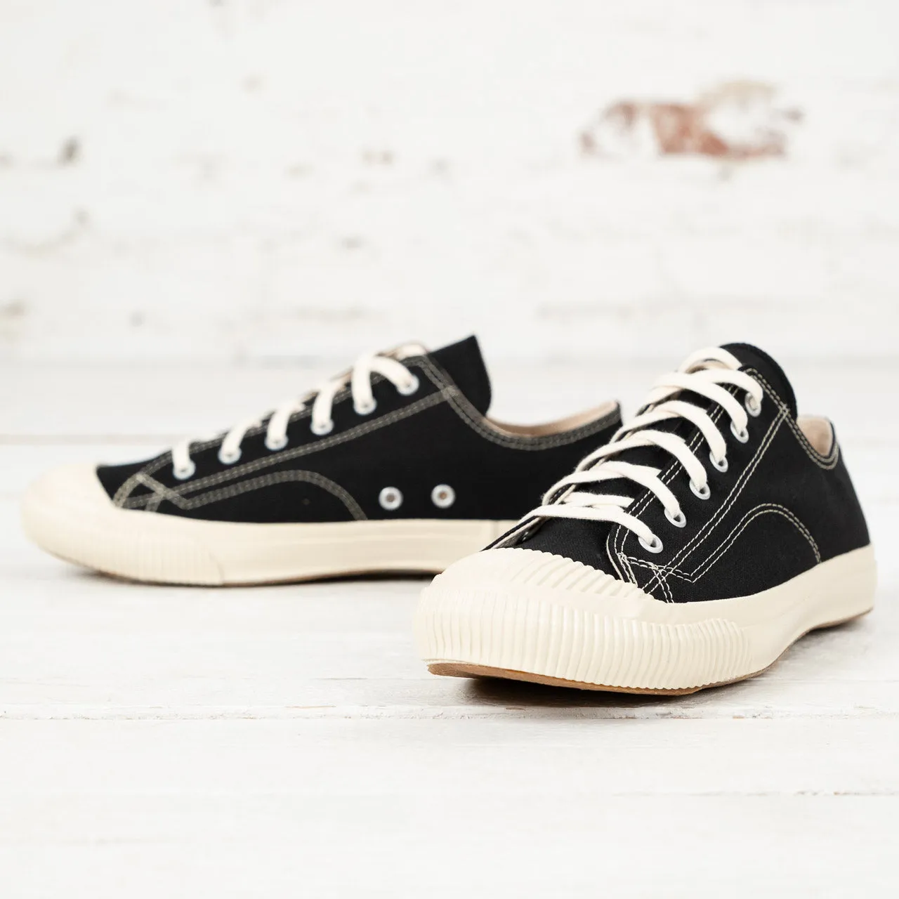 Shell Cap Low Sneaker Kuro/Off White