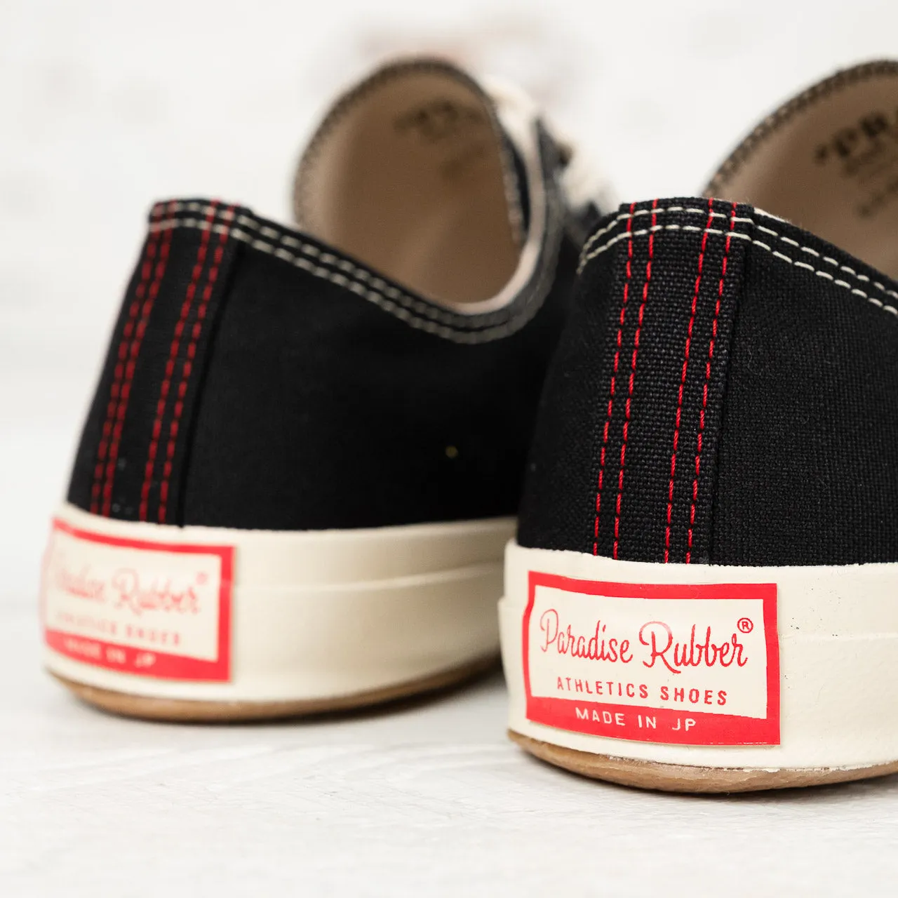 Shell Cap Low Sneaker Kuro/Off White