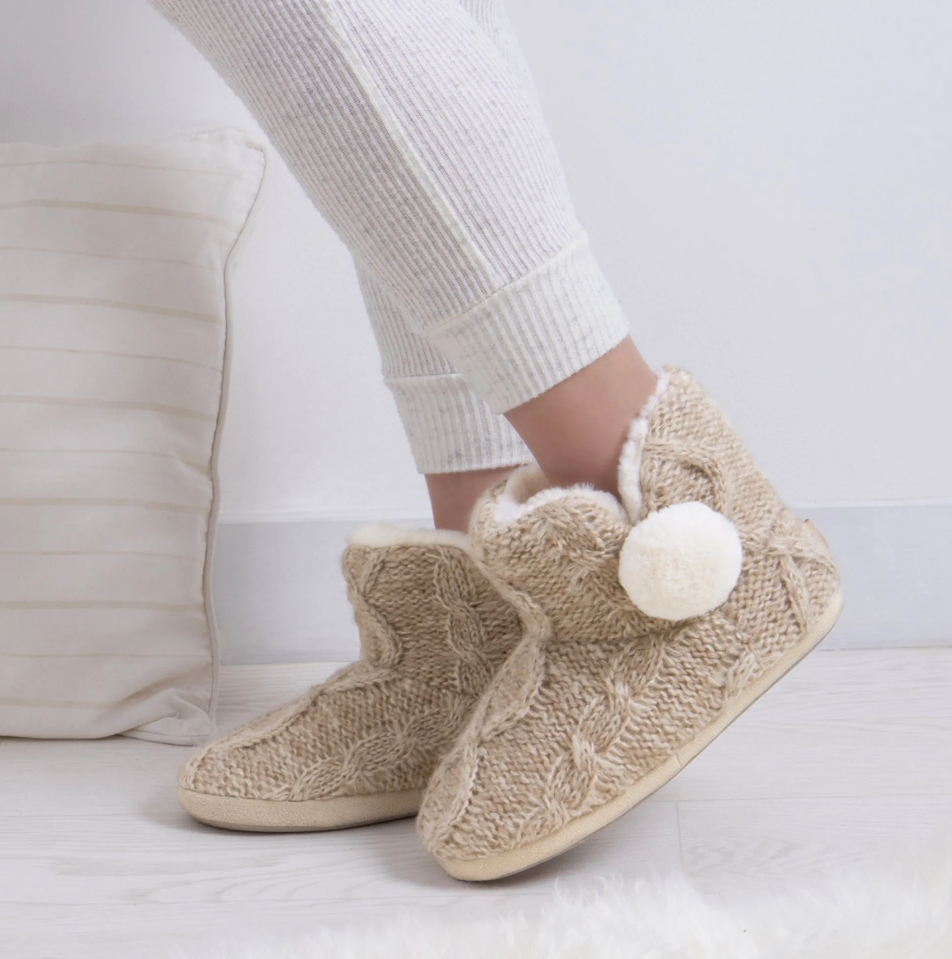 Totes Toasties CABLE BOOT Slippers WITH POM POM Womens Oat
